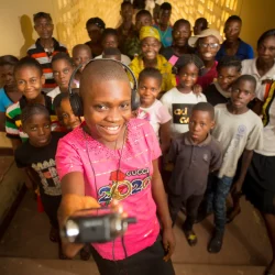 De jeunes reporters font entendre les voix de la COP27 sur les radios africaines (Reuters)
