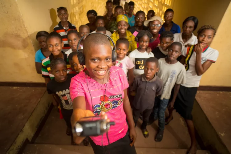 De jeunes reporters font entendre les voix de la COP27 sur les radios africaines (Reuters)