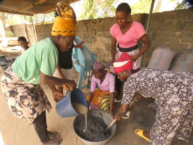 Le charbon d’herbes, une innovation prometteuse au Ghana