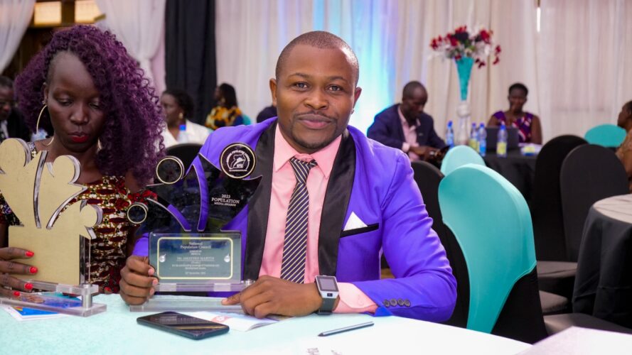 Un radiodiffuseur ougandais remporte un prix pour les documentaires radiophoniques du projet sur les Solutions fondées sur la Nature