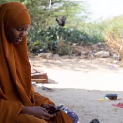 Les jeunes femmes et les jeunes hommes en Somalie mettent la technologie au service de la paix