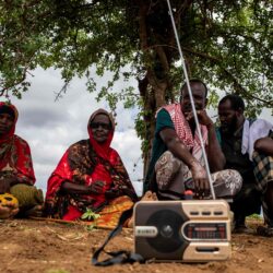 À l'écoute du changement : Les initiatives de radios rurales soutenues par la FAO renforcent l'action climatique