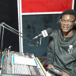 Connecter les communautés grâce aux plateformes numériques : David Bakasa développe une radio interactive
