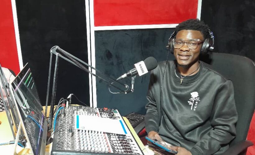 Connecter les communautés grâce aux plateformes numériques : David Bakasa développe une radio interactive